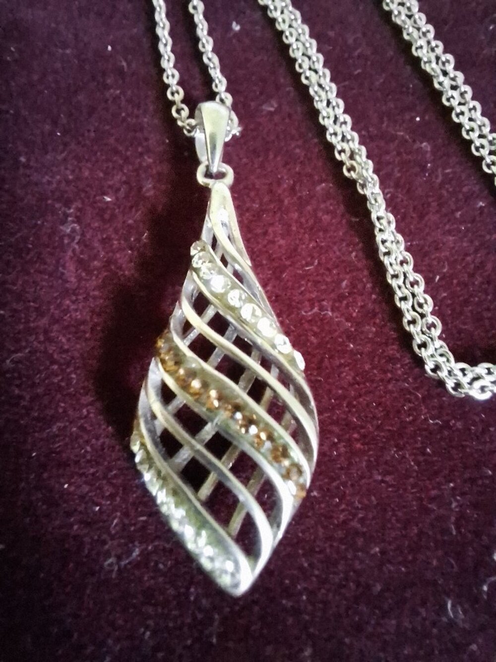 Delicate pendent necklace